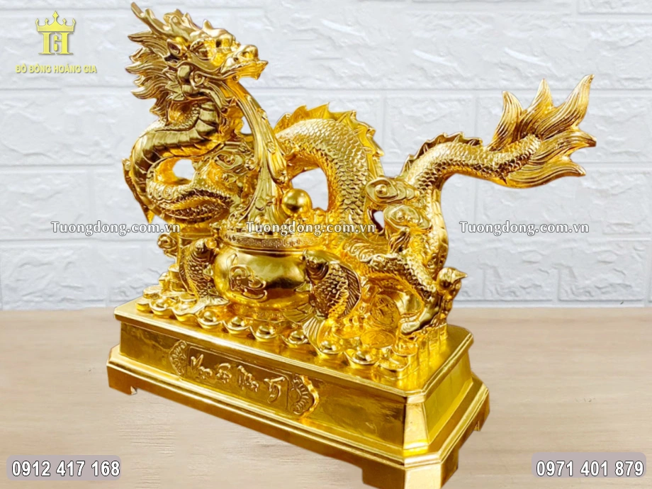 Toàn bộ bề mặt bức tượng được dát vàng 9999 sang trọng